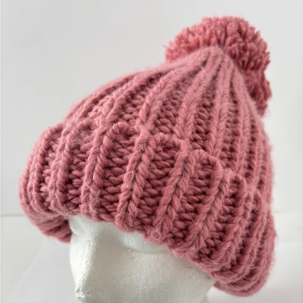 Urban Outfitters Beanie Hat Ribbed Knit Chunky Large Pom-Pom Pink Winer Cap Ski